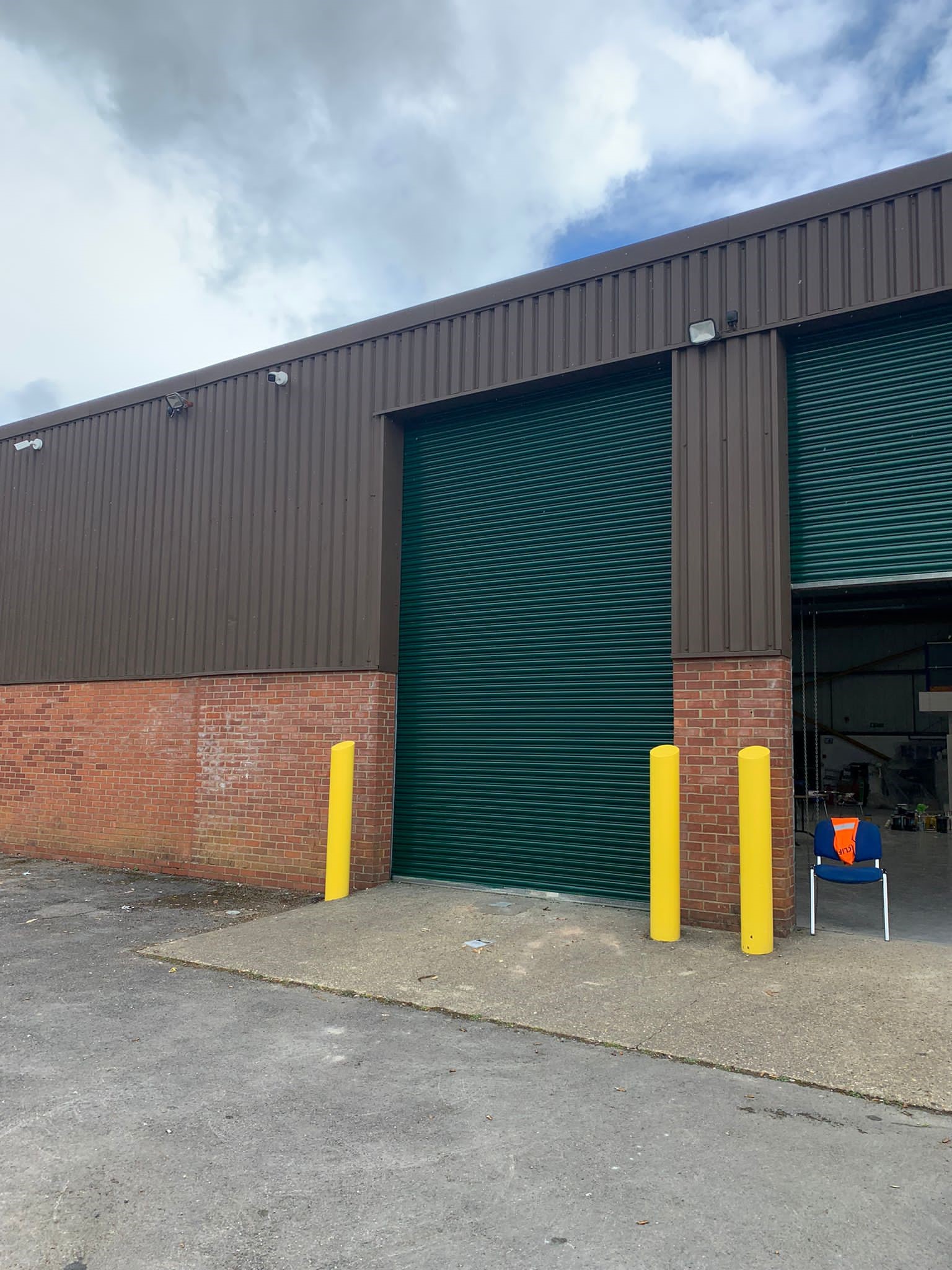 /images/Landscape Project/Gates Doors/Entrance Roller Shutter Doors and Bollards_2.jpg